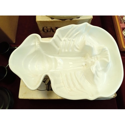 328 - Lobster porcelain jelly mould plus Port Meirion game pie dish