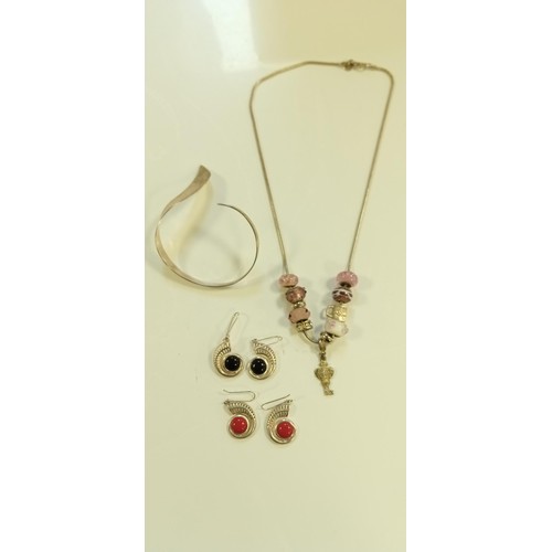 76 - Small selection of silver jewellery inc. 2x pairs of earrings, bracelet & pandora style necklace