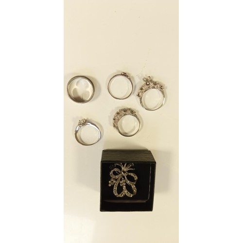 83 - 5x white metal rings & brooch