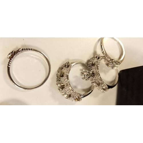 83 - 5x white metal rings & brooch