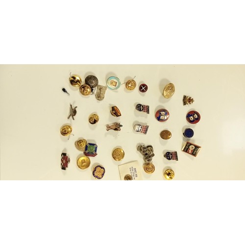 86 - Selection of vintage pin badges & buttons