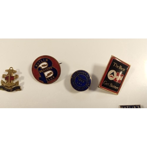 86 - Selection of vintage pin badges & buttons