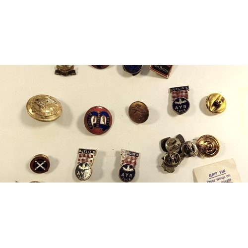 86 - Selection of vintage pin badges & buttons