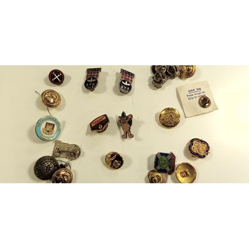 86 - Selection of vintage pin badges & buttons