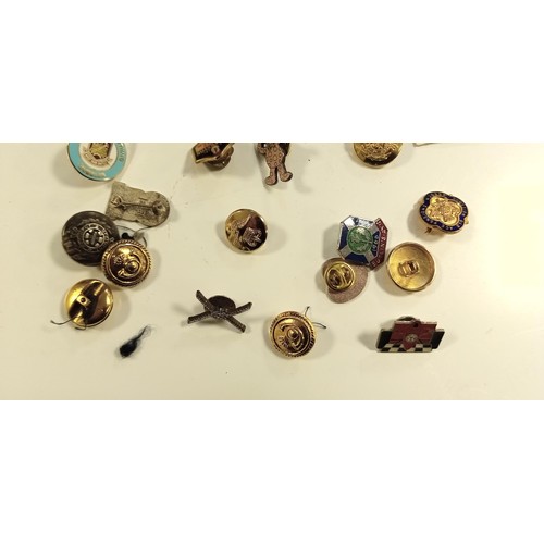 86 - Selection of vintage pin badges & buttons