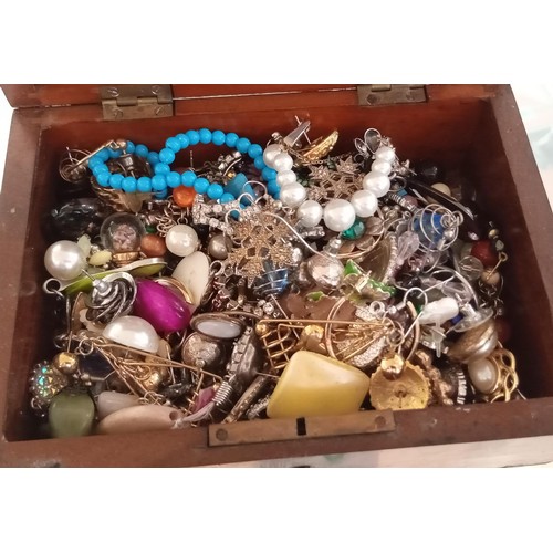 80 - Jewellery box full of costume/ fashion jewellery