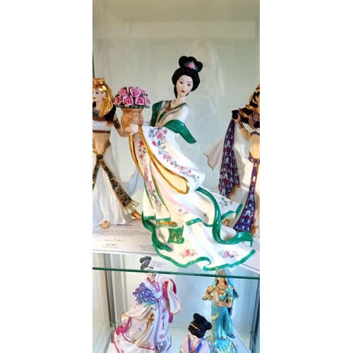 122 - 3x Danbury Mint porcelain figurines: Cleopatra 3737 with COA, Hatshepsut 1582 with COA, Rose Princes... 