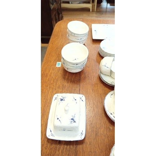 251 - Villeroy & Boch 6-piece dinner set