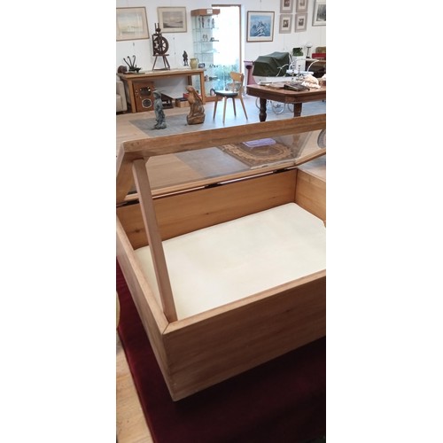 294 - Tabletop display cabinet for jewellery etc. ideal for a dealer