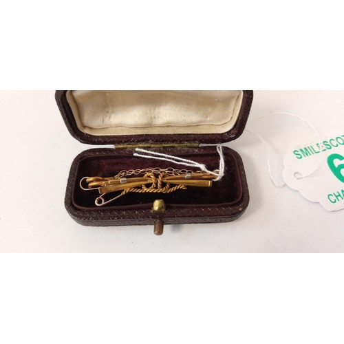 69 - 15ct gold crossed oars & rope brooch with safety catch 2.6g approx. in original box