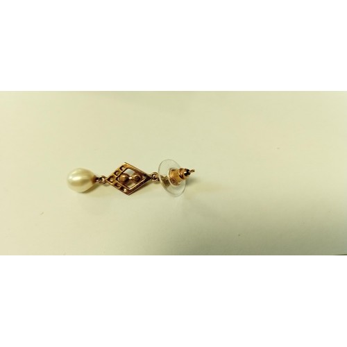 92 - 9ct gold & pearl pair of earrings fully hallmarked