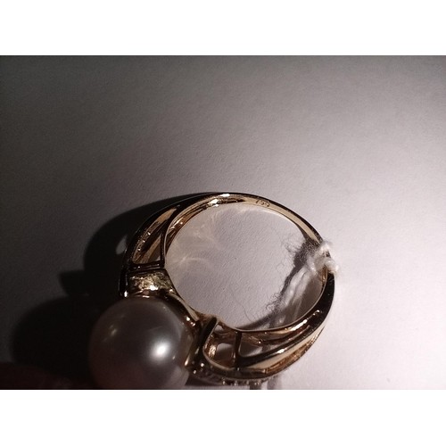 103 - 18ct gold large pearl and diamond ring size M 1/2 approx. 3.9g approx. A/F one stone missing