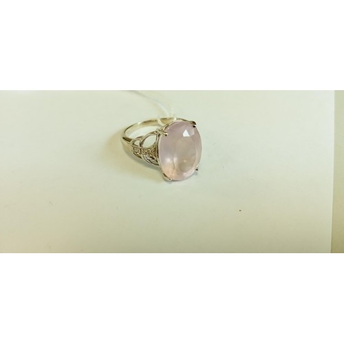 104 - 9ct white gold ring with mounted rose quartz central stone and stone chips size P 1/2 approx. 5.4g a... 