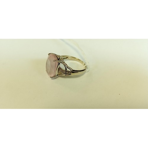 104 - 9ct white gold ring with mounted rose quartz central stone and stone chips size P 1/2 approx. 5.4g a... 