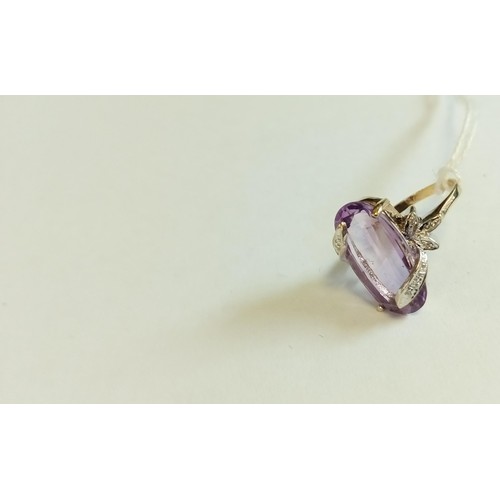 105 - 9ct fully hallmarked gold amethyst & stone chip ring size M 1/2 approx. 3.9g approx.