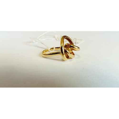 109 - 18ct fully hallmarked gold ring size L 1/2 approx. 12.5g approx.