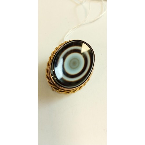 152 - Victorian 9ct gold antique brooch with agate centre 12g approx.