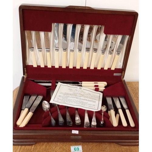 69 - William Page & Partner boxed cutlery set