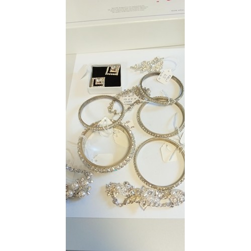 19 - Selection of fashion jewellery to include bangles, bracelets etc