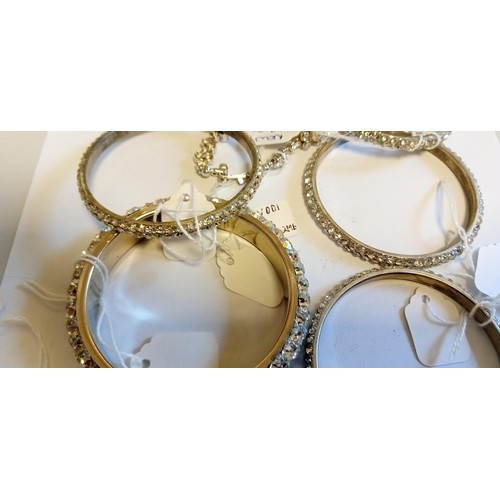 19 - Selection of fashion jewellery to include bangles, bracelets etc