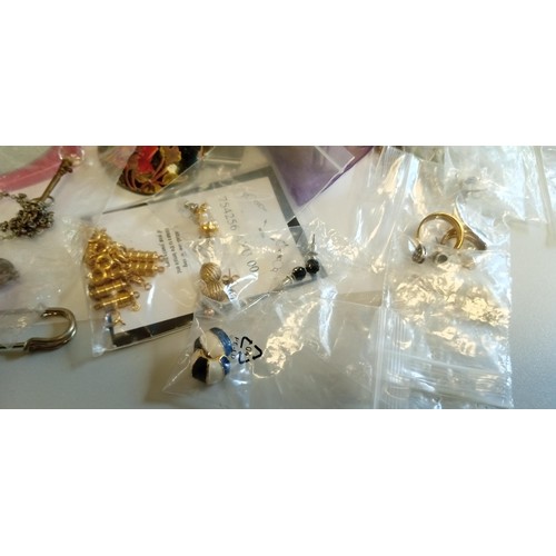 24 - Selection of vintage fashion/ costume jewellery