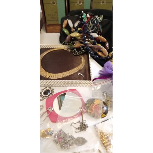 24 - Selection of vintage fashion/ costume jewellery