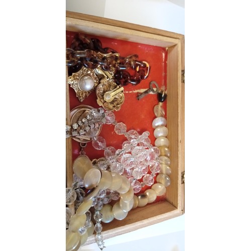 26 - Vintage jewllery box with contents to include spider brooch