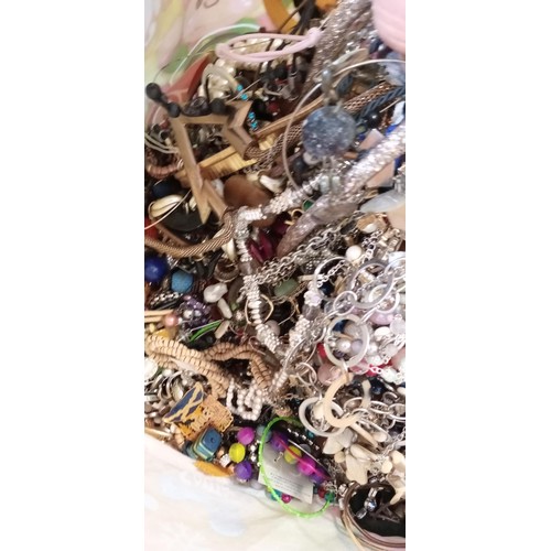 37 - Large selection of costume/ fashion jewellery to include necklaces, earrings and bracelets weighs 10... 