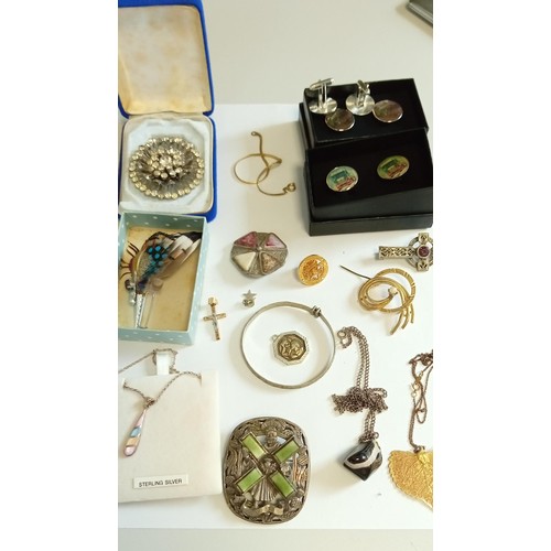 50 - Selection of vintage jewellery direct from a deceased estate