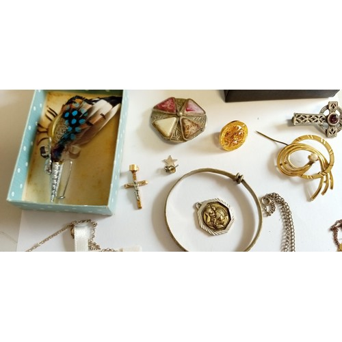 50 - Selection of vintage jewellery direct from a deceased estate