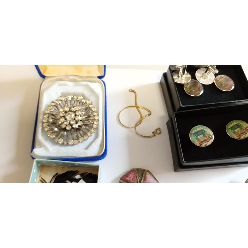 50 - Selection of vintage jewellery direct from a deceased estate