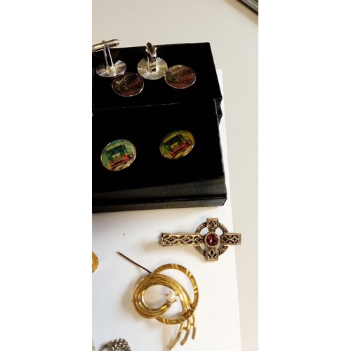 50 - Selection of vintage jewellery direct from a deceased estate