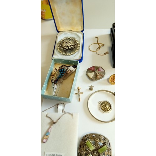 50 - Selection of vintage jewellery direct from a deceased estate