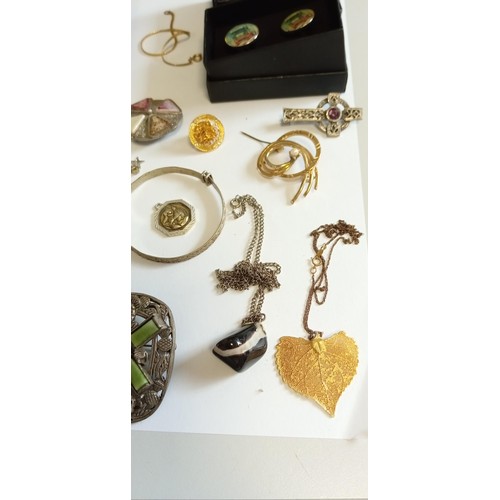 50 - Selection of vintage jewellery direct from a deceased estate