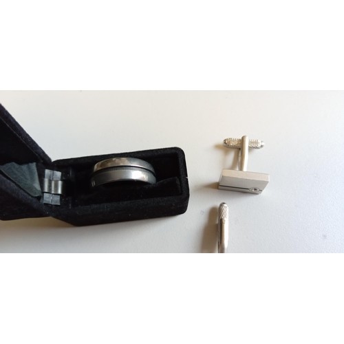 63 - Tungsten Carbide mens ring size R 1/2 approx. plus a set of cufflinks