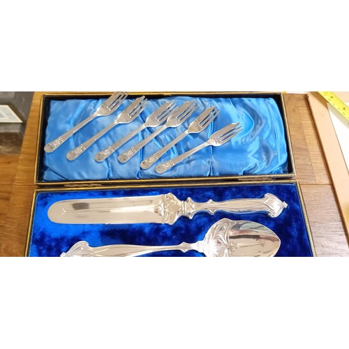 99 - White metal desert server in original box plus 6 cake forks