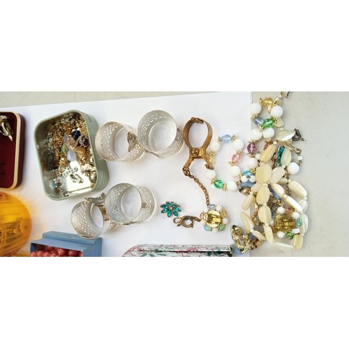 175 - Selection of what appears to be costume/ fashion jewellery direct from a deceased estate