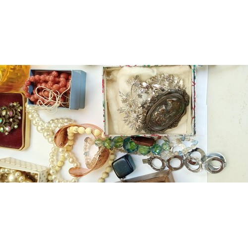 175 - Selection of what appears to be costume/ fashion jewellery direct from a deceased estate