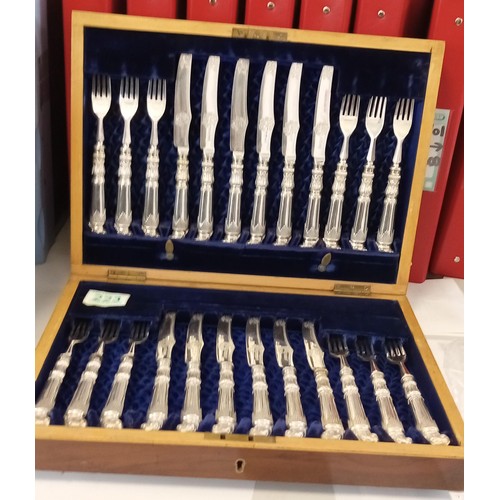 223 - Box set pistol grip cutlery set