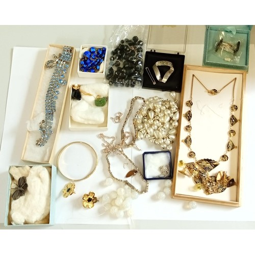 259 - Selection of fashion/ costume jewellery