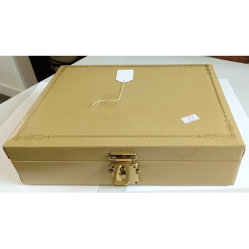 260 - Jewellery box to include fashion/ costume jewellery