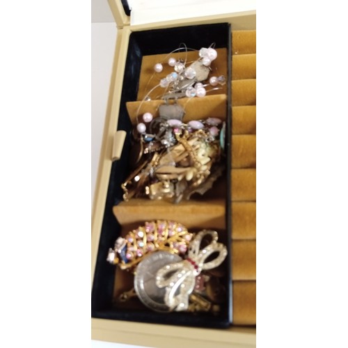 260 - Jewellery box to include fashion/ costume jewellery