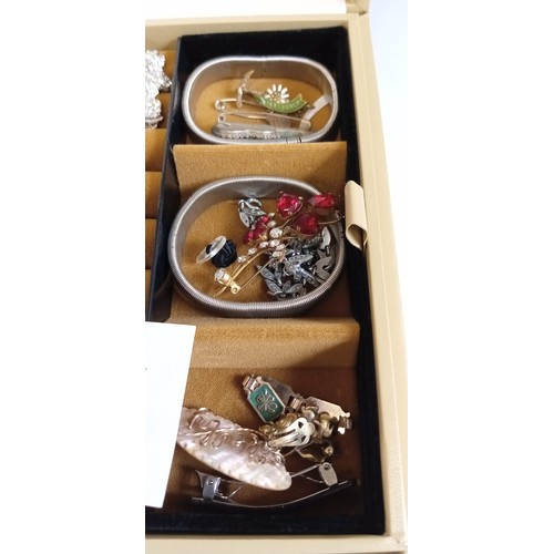 260 - Jewellery box to include fashion/ costume jewellery