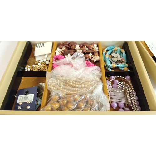 260 - Jewellery box to include fashion/ costume jewellery