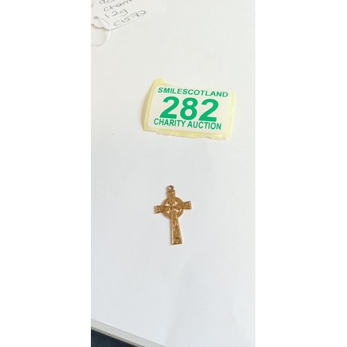 282 - Fully hallmarked 9ct gold religious cross charm weighs 1.2g approx.