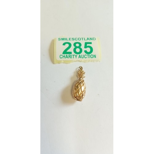 285 - Fully hallmarked 14k gold pineapple hinged charm weighs 6.3g approx