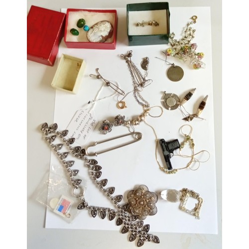 27 - Selection of jewellery to include some silver