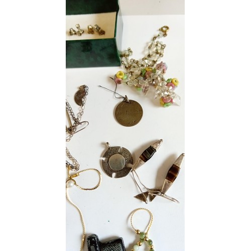 27 - Selection of jewellery to include some silver