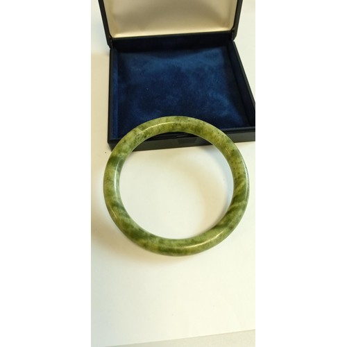 39 - Vintage believed jade bangle