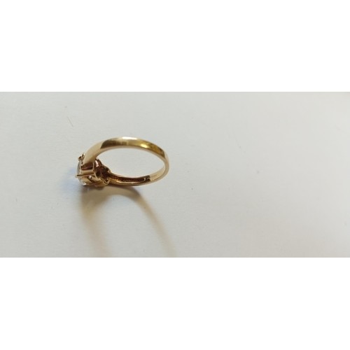 68 - 9ct gold ring with stone 2.4g approx size K approx.